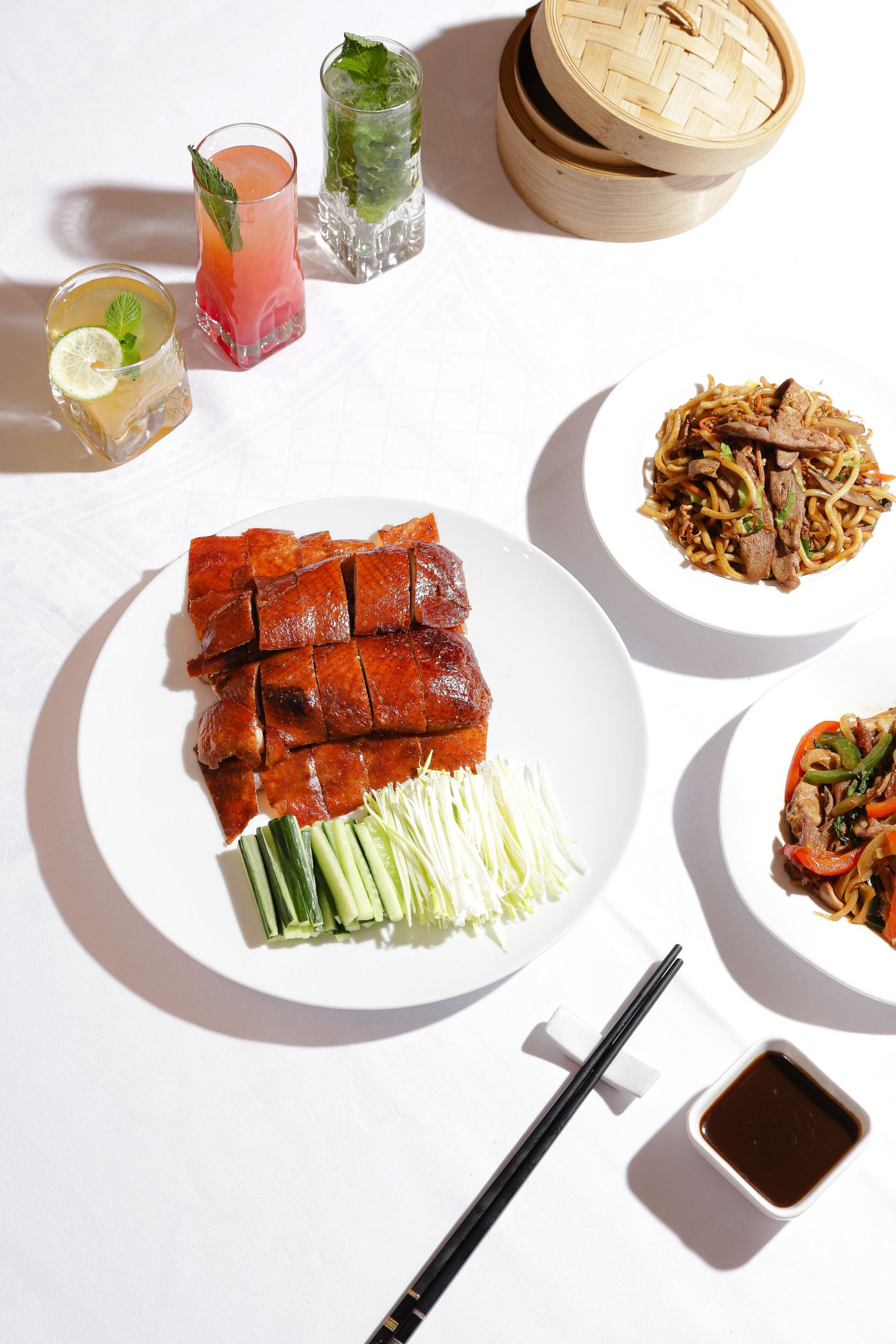 Table dressée, canard laqué et dim sum