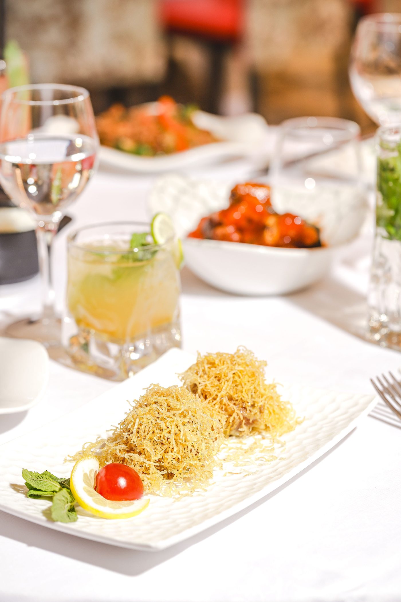 Table dressée, plats et cocktails